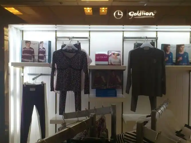 商场专柜有一形象墙是透光字烤漆玻璃的,现在需要更换厂家,不想装修想