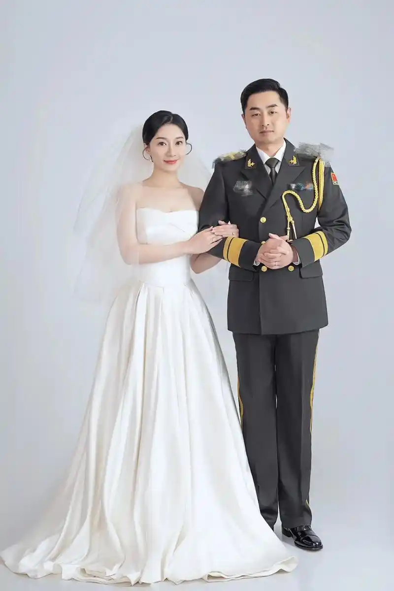 婚纱照出炉了.你身披军装保卫国家,我一袭白纱伴你左右#军装配 - 抖音
