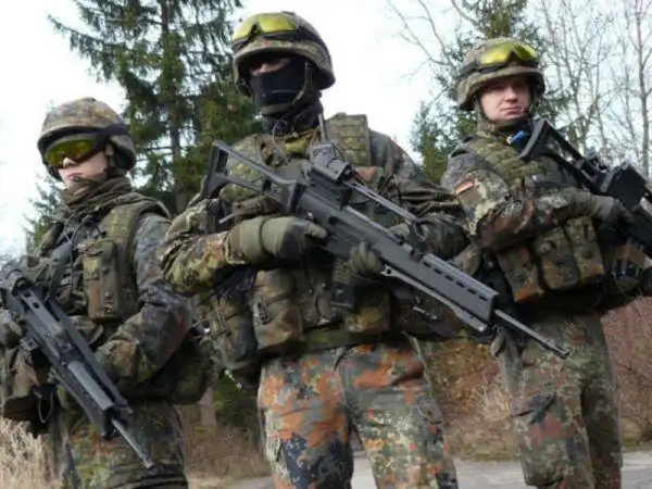 德新社3月9日已获得证实,德军内部目前有450起涉嫌极右翼主义的案件.