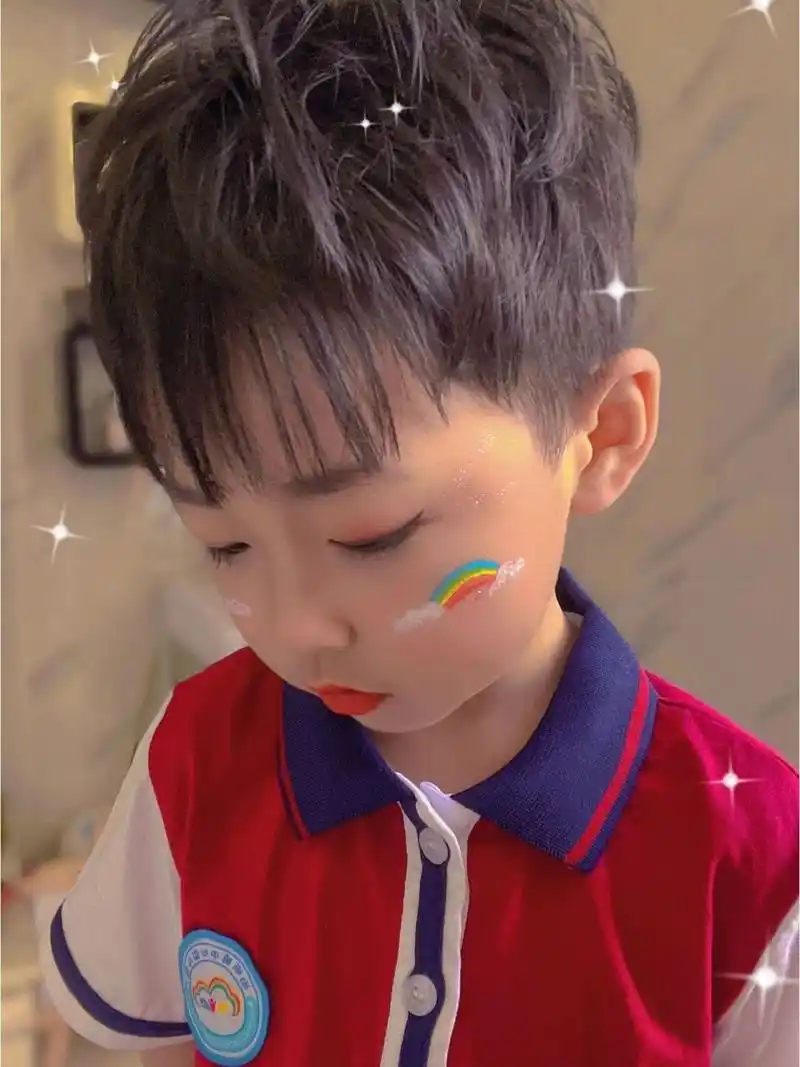 小p孩想法太多了,从昨晚商量到今早定下的妆容,最后非要再画个火箭