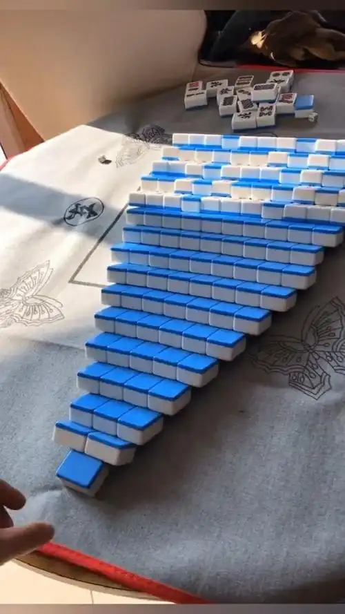 老公忙活了一下午摆的麻将,推倒一瞬间,浪漫到我了