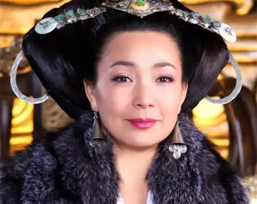 如今,58岁的戴春荣老师风韵犹存,依旧活跃在荧屏上,认真塑造着角色