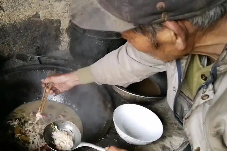 6岁逃荒要饭今年81岁的单身老人,中午做这样的饭你敢吃吗?