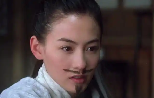 叶童,女扮男装反串演许仙,虽然不俊俏,甚至有点丑,但98%的人都认为很