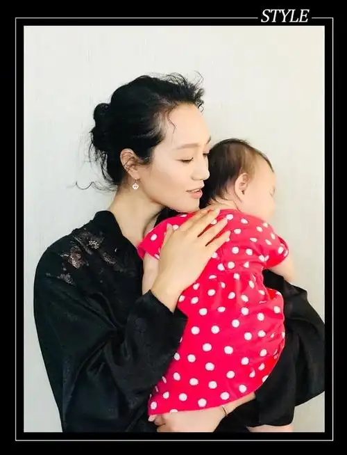 朱丹晒女儿萌照,快1岁撅着屁股会爬楼梯了!39093