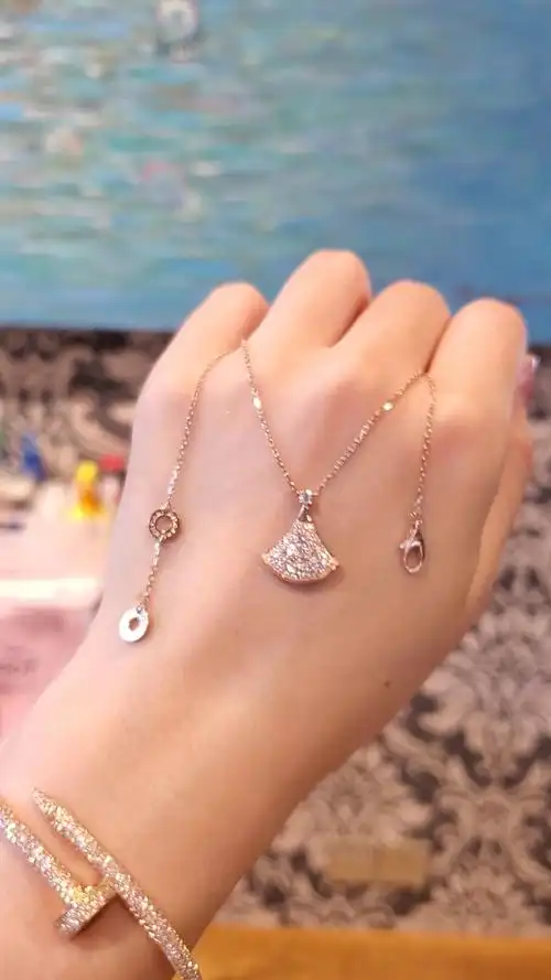 宝格丽满钻小裙子项链