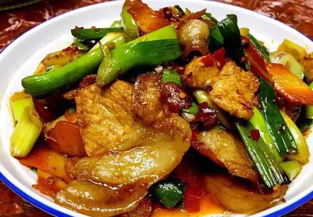 回锅肉川菜中家常菜中的扛把子,肉肥而不腻,颜色红亮,味道浓郁.
