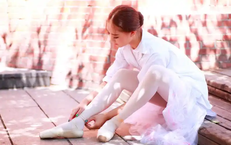 附属芭蕾舞蹈学校的女生在社交媒体上晒出了自己的一系列写真和生活照