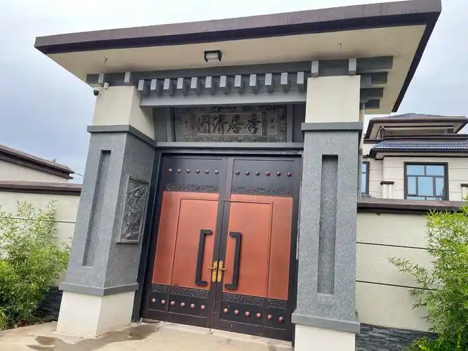 别墅建造的是欧式风格,再加这座门楼,互相辉映的整