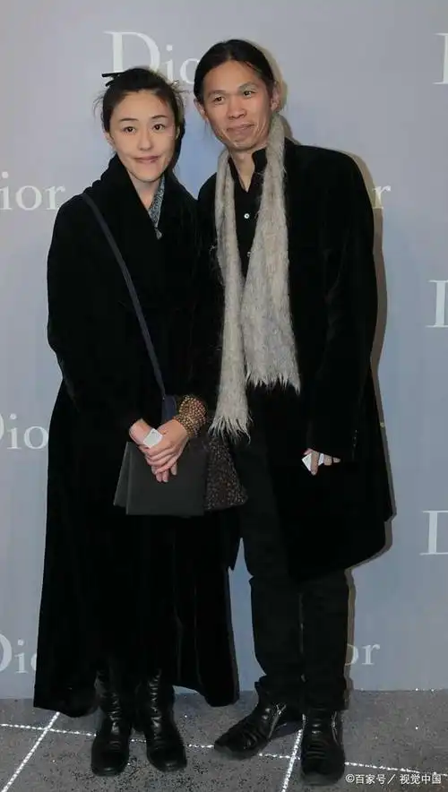 木村拓哉与妻子工藤静香同框,力破婚变传闻,十指紧扣超恩爱