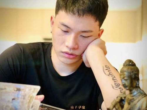 陈坤傲娇晒儿子短发照,19岁陈尊佑颜值飙升像爸爸,手臂纹身抢镜_腾讯