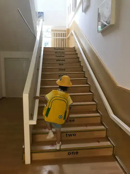 楼梯上有one,two,three.数一数,就上去了.