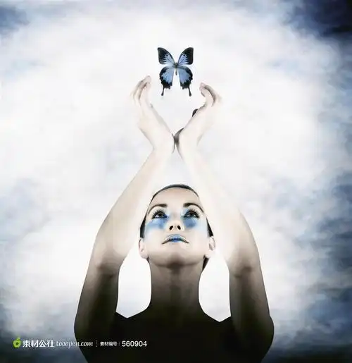双手上举捧蝴蝶的美女