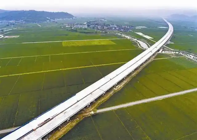 昨日文瑞高速主线路基全幅贯通!年底前全线建成通车