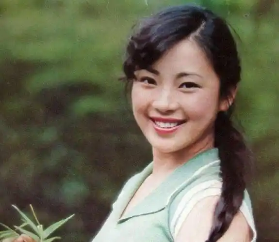 原创李连杰前妻黄秋燕为丈夫生下两个女儿却惨遭抛弃现状如何