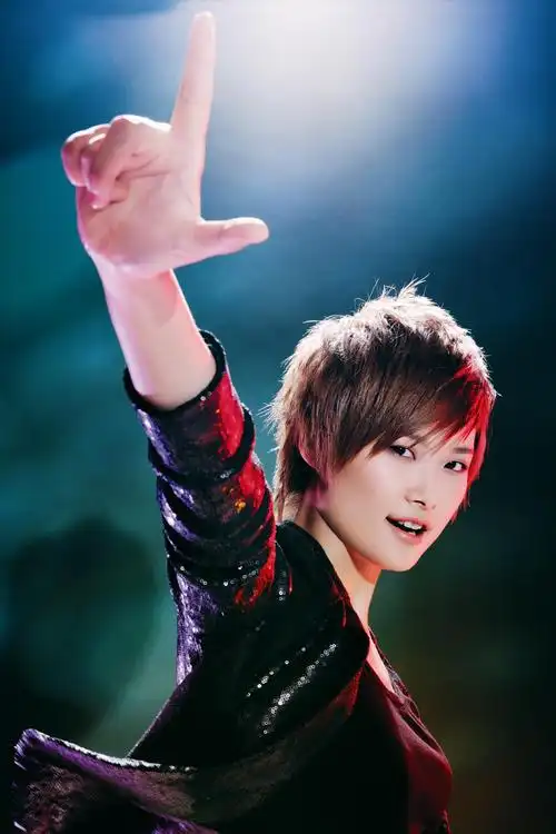 和过去的十八区歌手不一样,超女多了很多让大众参与的环节,比方说场外