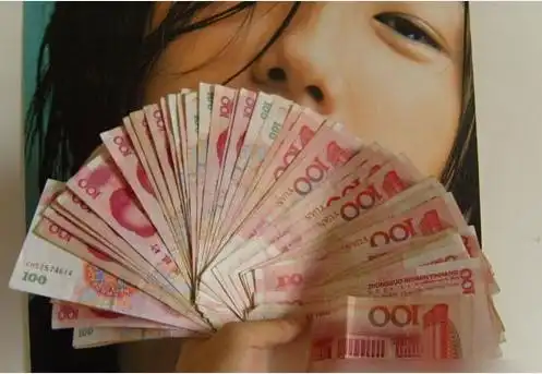 富二代炫富:全裸钞票遮体 骂穷人不配住经适房