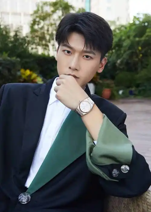 时尚广州新媒体徐方舟演绎天梭全新系列腕表广州时尚媒体