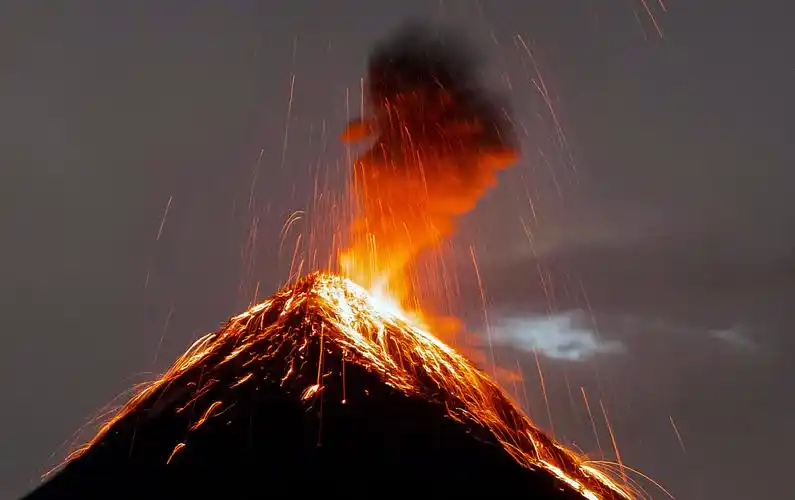 震撼!摄影师近距离拍摄富埃戈火山喷发瞬间