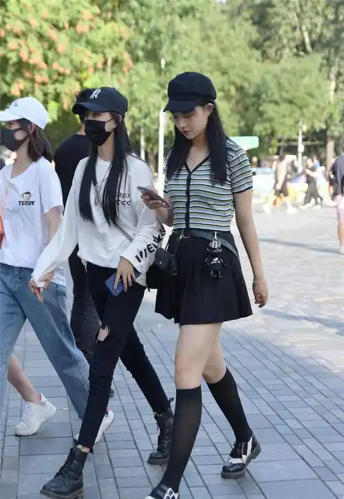 很多时尚美女出门逛街会约上自己的好姐妹,这样逛街就不会单调了_身材