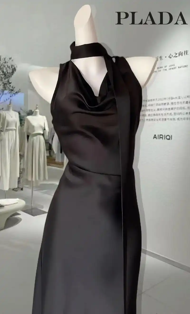 女人味十足的连衣裙在这!轻盈醋酸面料,黑色优雅气质