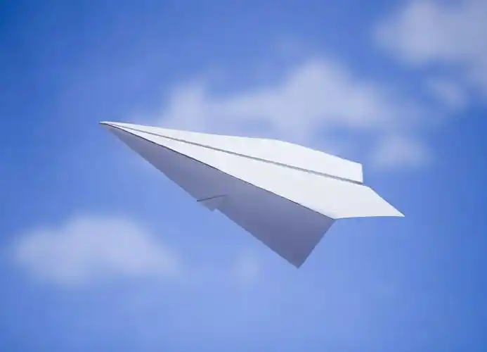 纸飞机的折法,藏在回忆陪我们长大; 纸飞机快飞吧,快乐方法并不复杂.