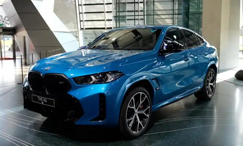 外观方面,宝马x6延续了经典的双肾式格栅,内部进行黑化处理,边角非常