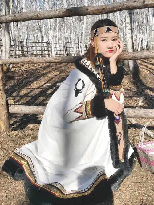 白桦林鄂温克族民族服装写真_民族服装-发簪网