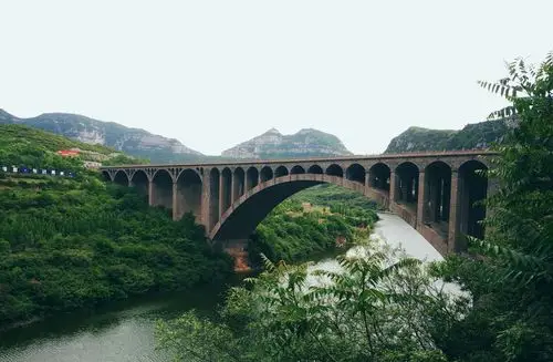 全空腹式变截面石板拱桥.