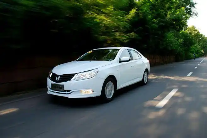 公路上行驶的白色轿车