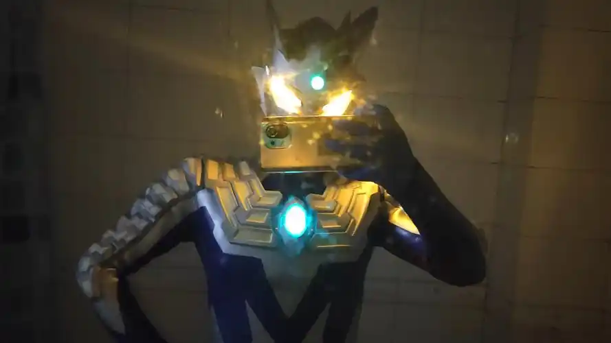 赛罗奥特曼皮套穿戴展示由于新头漆面未干先用老版本代替,新版头为