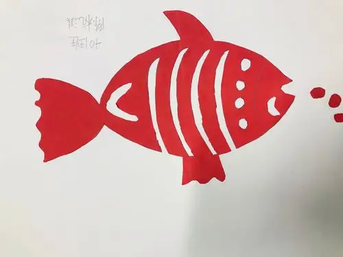 古五小学剪纸班创意剪《鱼》