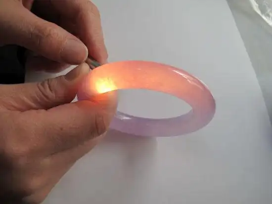 图11 石英岩玉手镯-染色(c货)