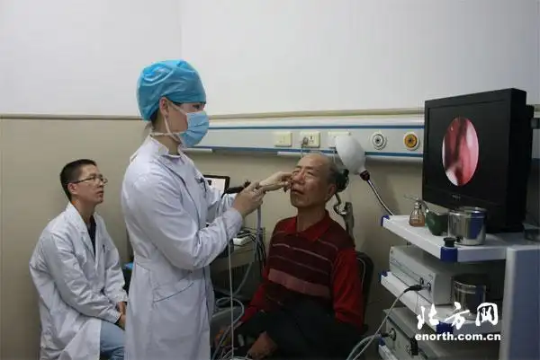 医生为中老年人免费做鼻内窥镜检查