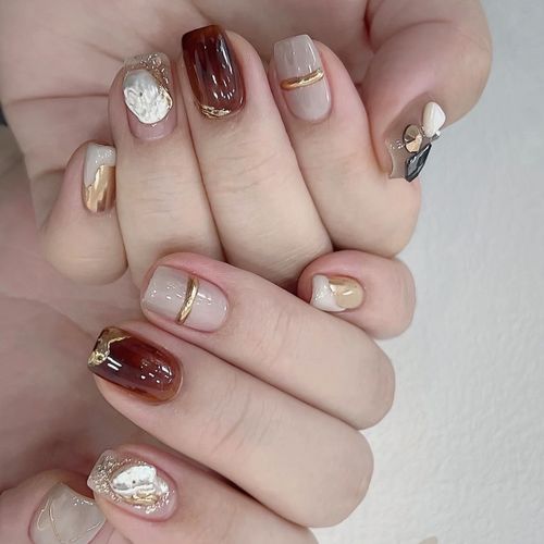 秋冬琥珀色跳色魔镜粉贝壳闪亮美甲新品显白小红书短款手工穿戴甲