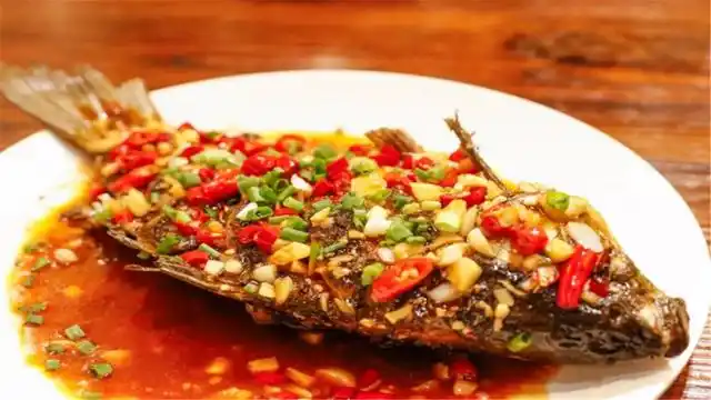 分享一道香煎鲫鱼的做法,肉质细嫩,十分入味,全家都喜欢!