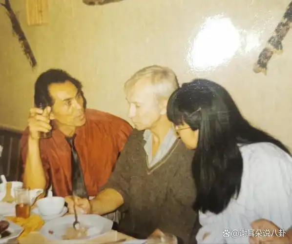 88岁王德顺穿大花袄走秀虎虎生风网友大爷永远是大爷