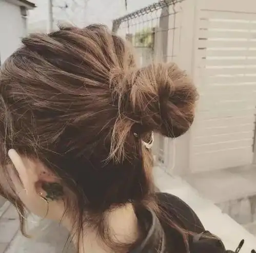 低丸子头怎么扎简单好看 蓬松