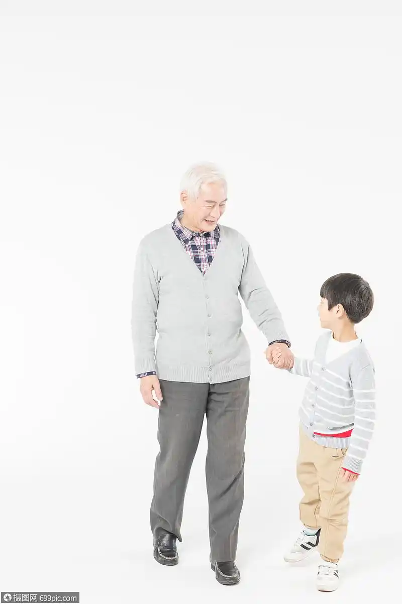 祖孙情爷爷和孙子牵手走路陪伴慈祥