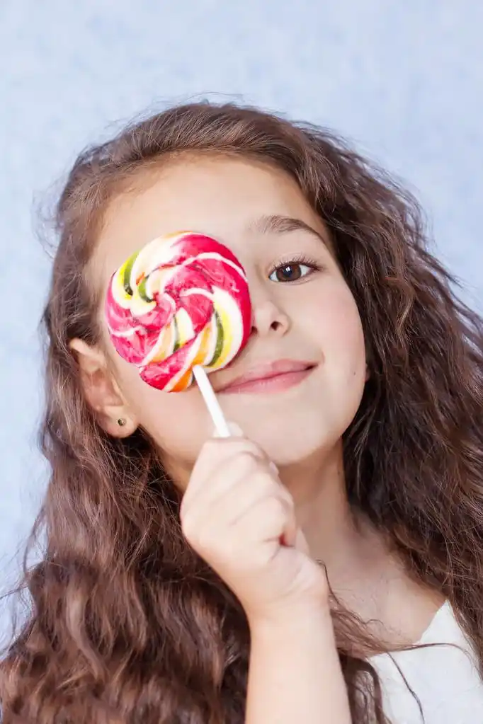 吃棒棒糖的可爱小女孩
