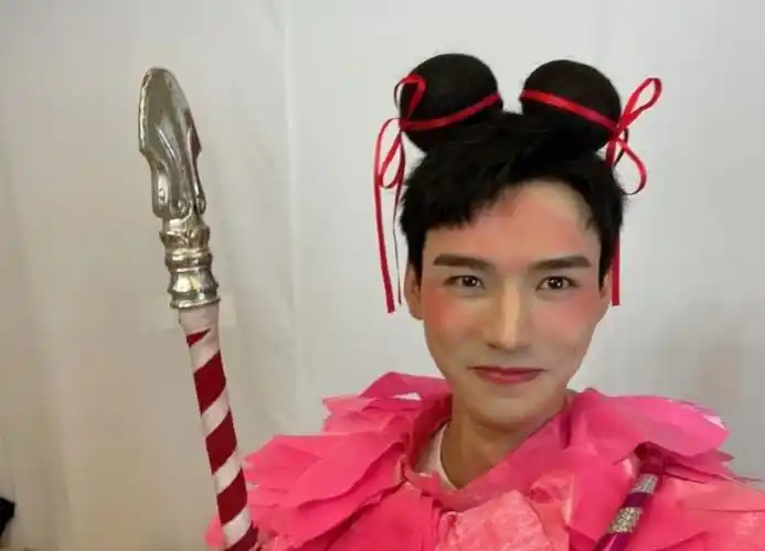 龚俊晒哪吒造型自拍,自己都憋不住笑了|龚俊|自拍|造型_新浪新闻