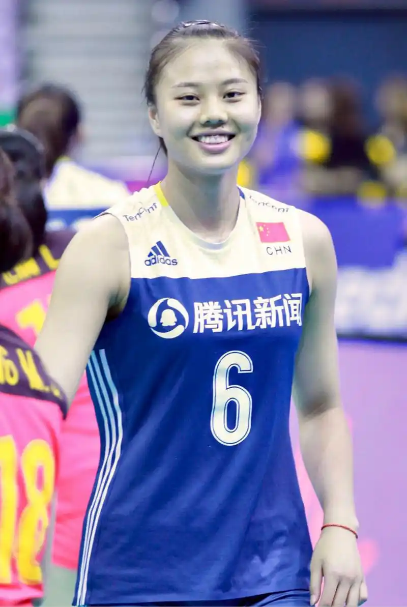 女排冠军国手龚翔宇回家乡 在连云港宣传女排精神 朴素打扮又低调