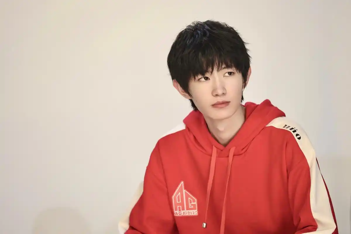 月光谈ag:爱思是队长,一诺绝对核心不参与轮换,其他人竞争上岗