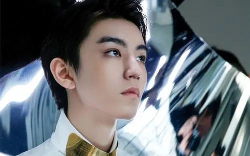 王俊凯科技风帅气杂志写真图片壁纸