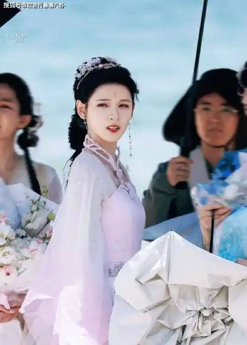 张予曦《斗罗大陆2》杀青照,穿粉色古装可爱,笑靥如花甜美迷人