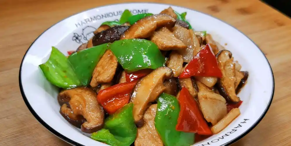 香菇炒肉特别费米饭的一道家常菜鲜香味美拿大鱼大肉都不换