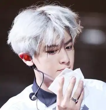 张扬个性的飞机头短发全部漂染成银白色,让本就酷帅十足的飞机头发型