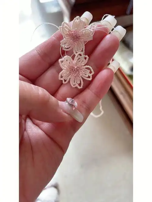 几次终于试到满意樱花就应该清清淡淡的,所以舍弃了串珠只用线材#梭编