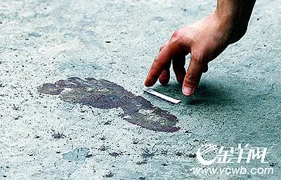 警方正在对一个血脚印拍照取证.新快报记者 王小明/摄