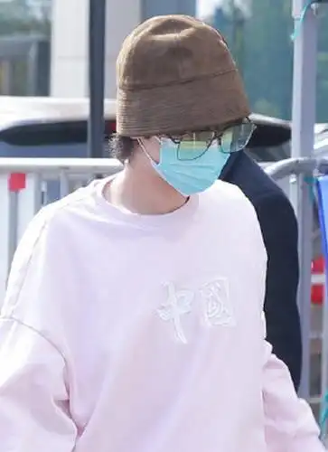 华晨宇不愧是内娱精致男孩!外出戴口罩还敷面膜,难怪看着像20岁